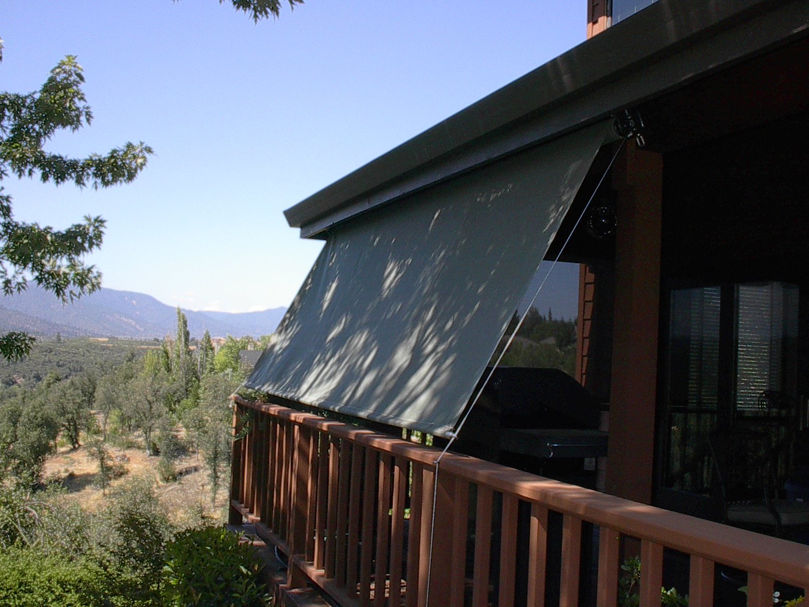 Retractable sun shade solar screen